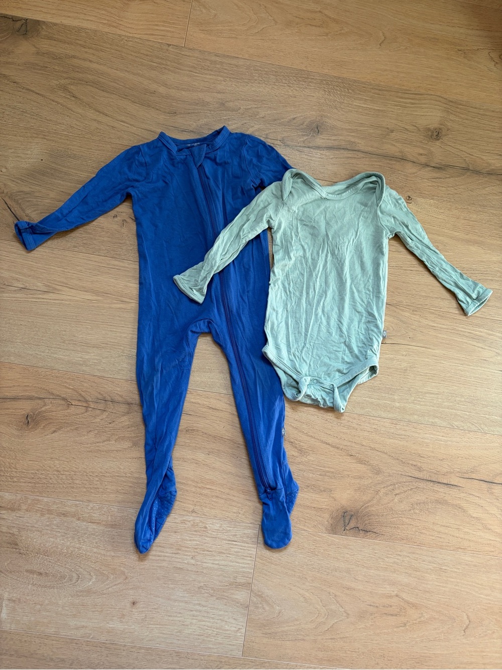 Set of Kyte baby zippered footie and bodysuit